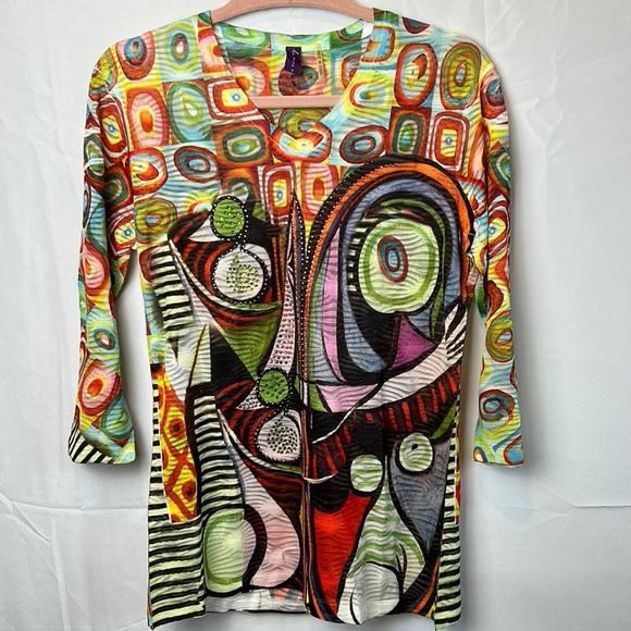 Look both ways Tops - Look Both Ways Size Small V Neck Top Gently Worn Geometric Pattern